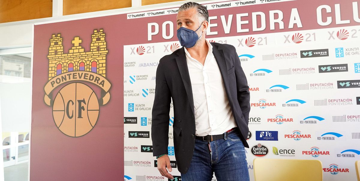 Toni Otero en su presentación como director deportivo del Pontevedra CF