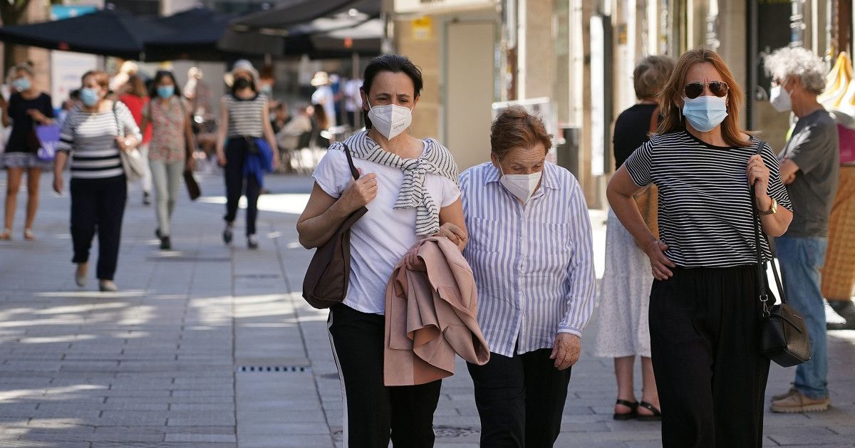 Personas con mascarilla por las calles de Pontevedra