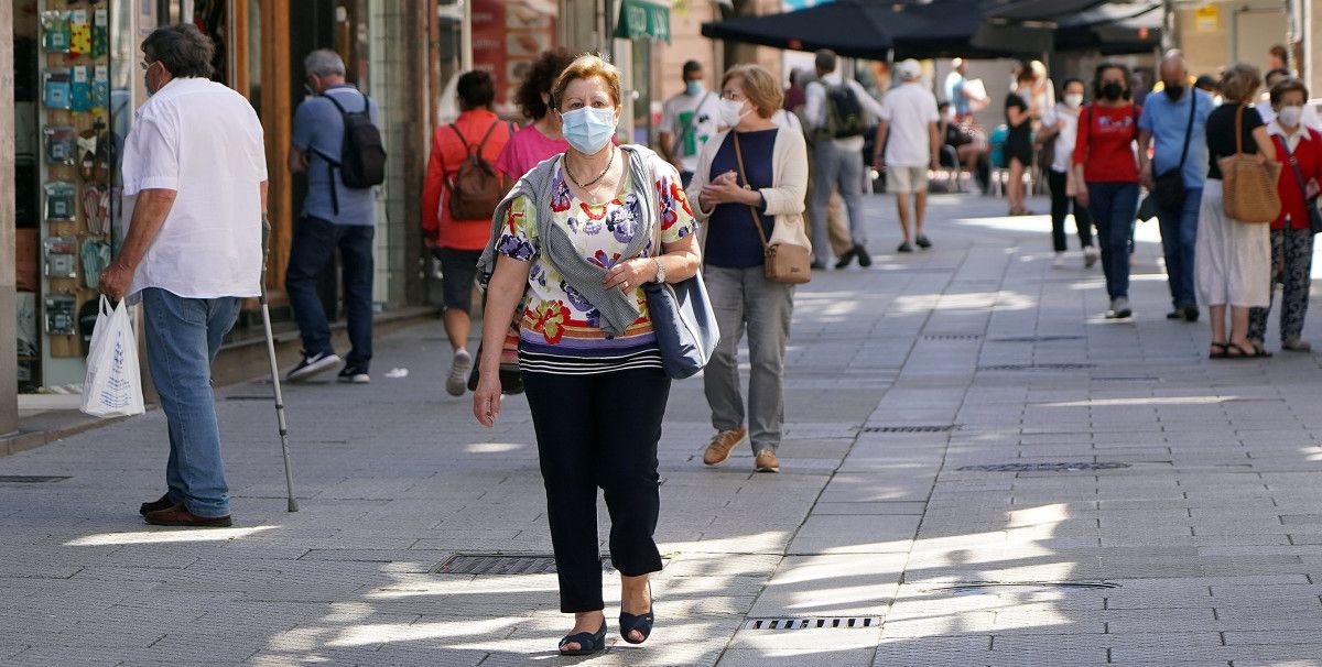 Gente paseando con mascarillas en Pontevedra