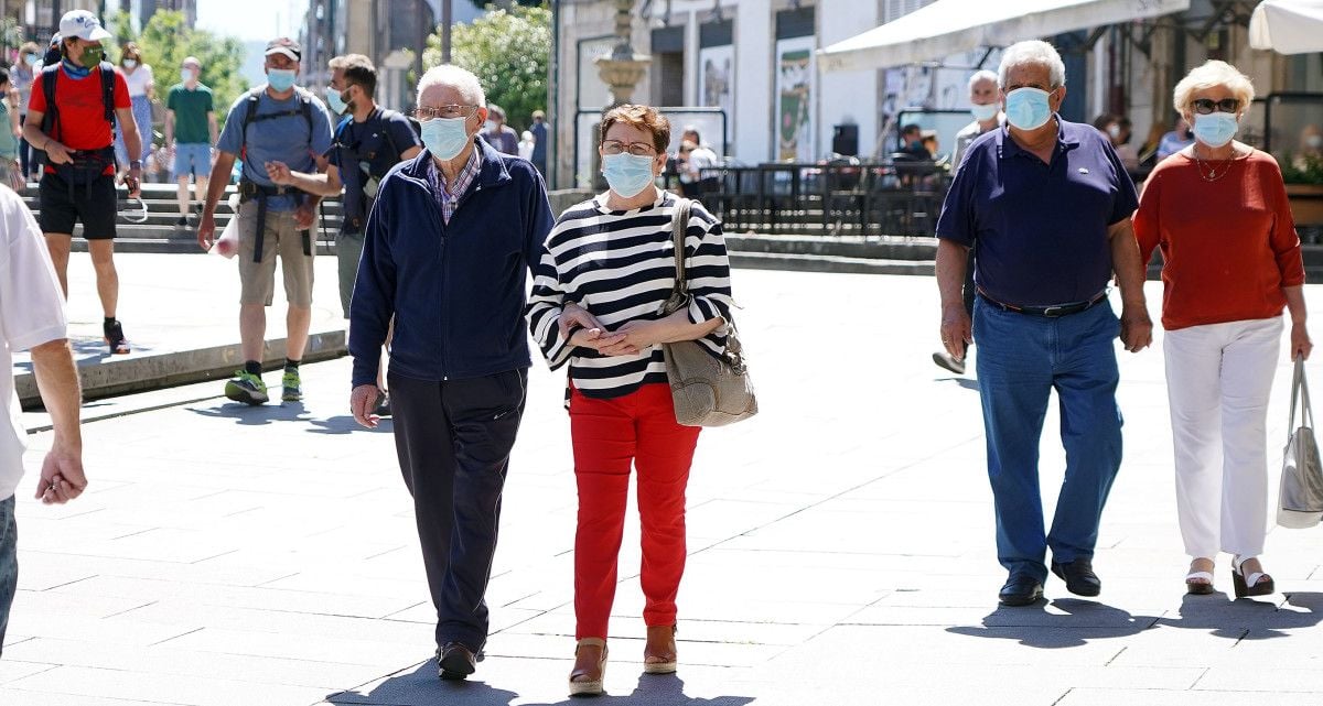 Gente paseando con mascarillas en Pontevedra