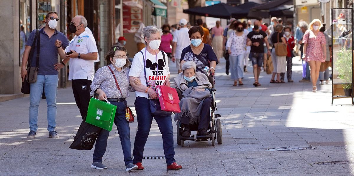 Gente paseando con mascarillas en Pontevedra