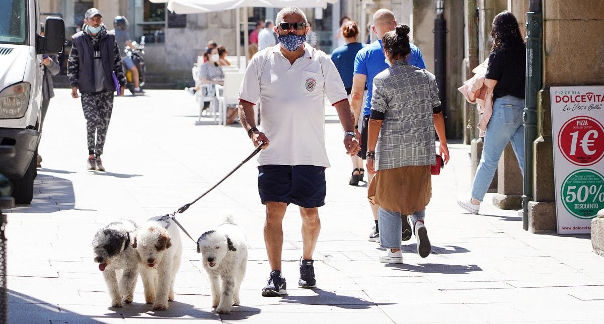 Personas con mascarilla por las calles de Pontevedra