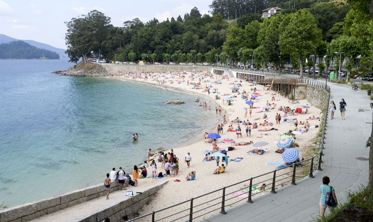 Bañistas na praia de Portocelo, en Marín