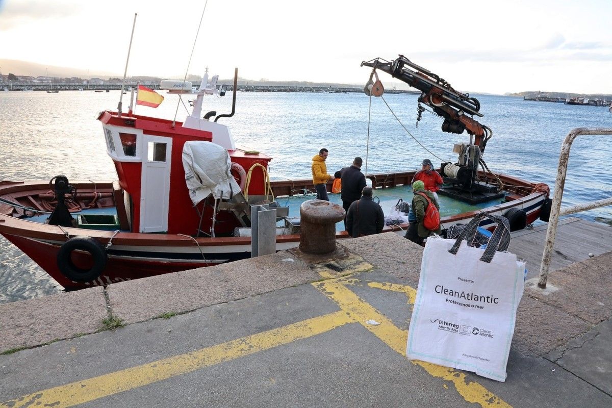 Recogida de basura marina por parte de la flota de la cofradía de Cambados (archivo)