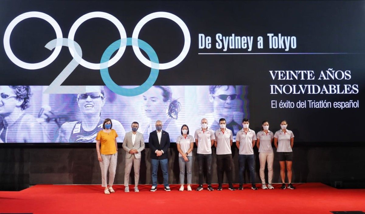 Presentación del equipo olímpico de triatlón en la sede del COE