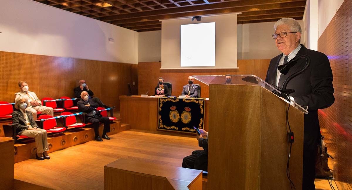 César Portela, durante su discurso en la Real Academia Galega de Ciencias 