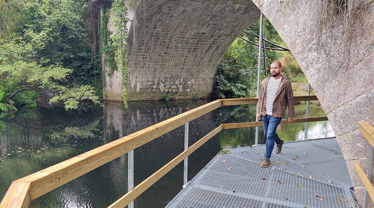 Nueva pasarela metálica bajo el puente de Bora