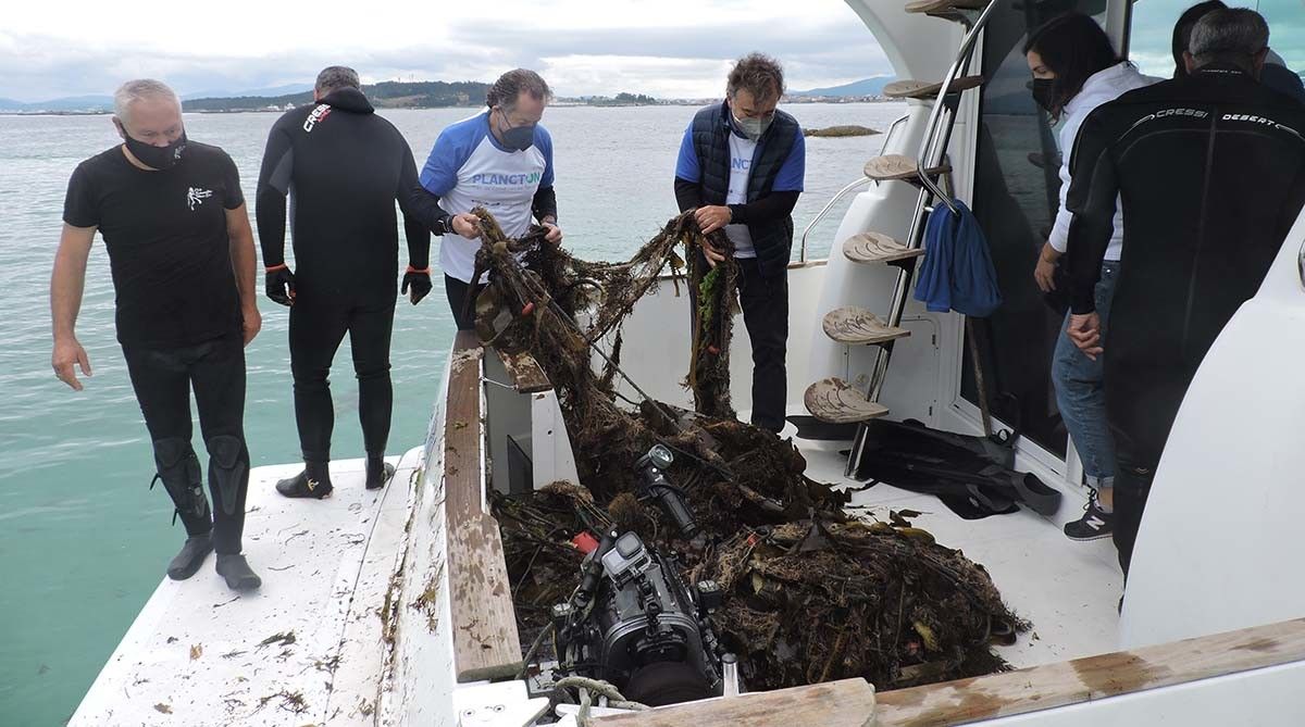 Retirada de residuos marinos en el islote Areoso