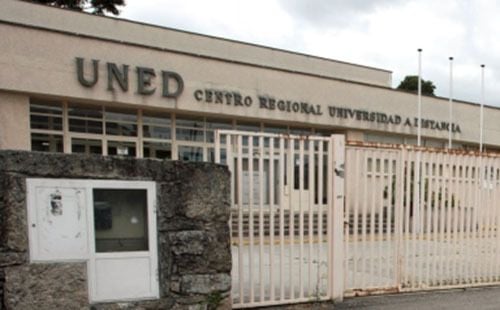 Fachada del centro de la UNED en el barrio pontevedrés de Monte Porreiro