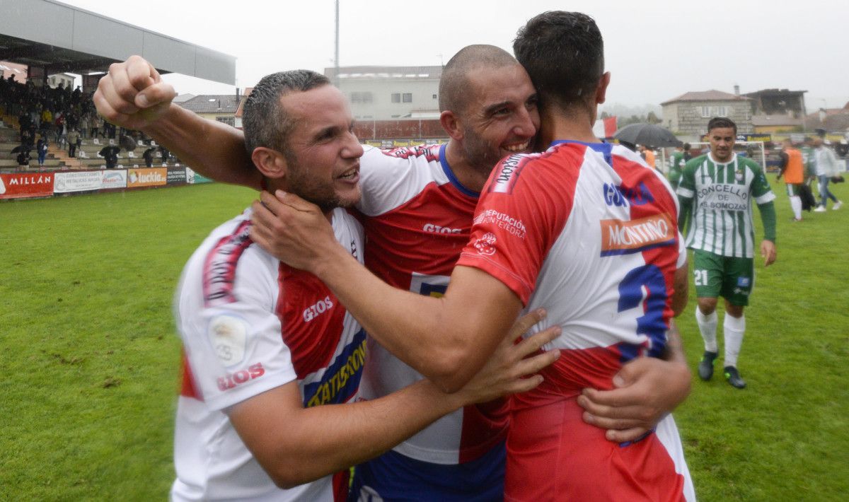 Campillo, Pedro García y Coti celebran el ascenso del Arosa a la Segunda RFEF