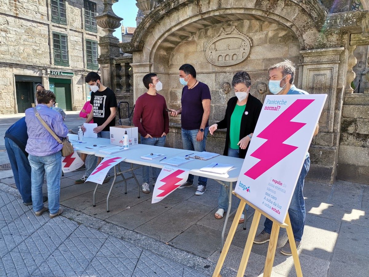 El BNG recoge firmas contra la subida del precio de la luz en Pontevedra