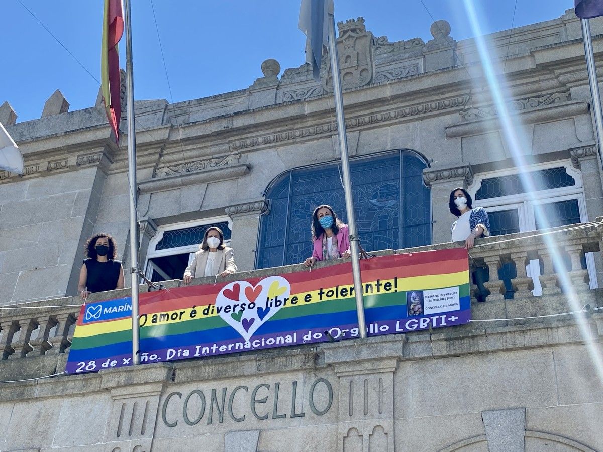 Pancarta en la fachada del Concello de Marín