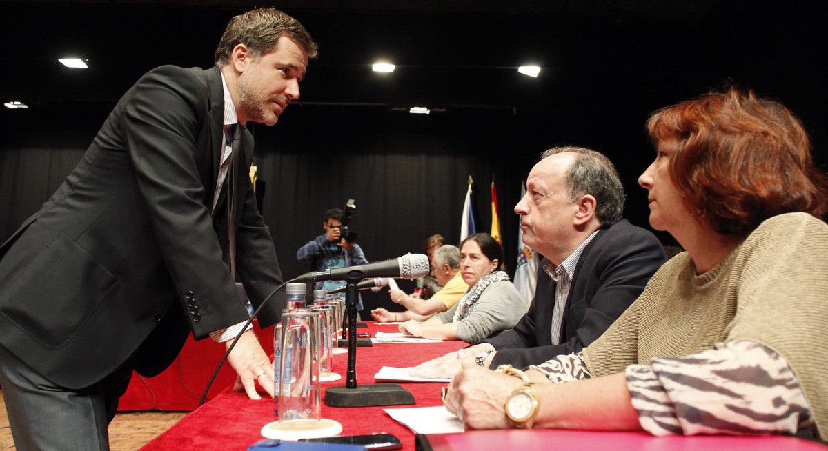 Jacobo Moreira saluda a Anton Louro y Carlota Román durante un Pleno de la Corporación 