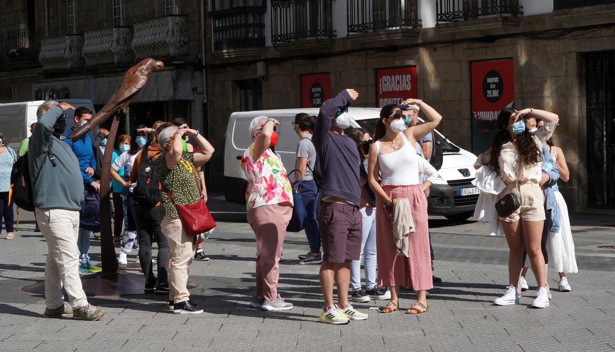 Un grupo de turistas en la plaza de la Peregrina