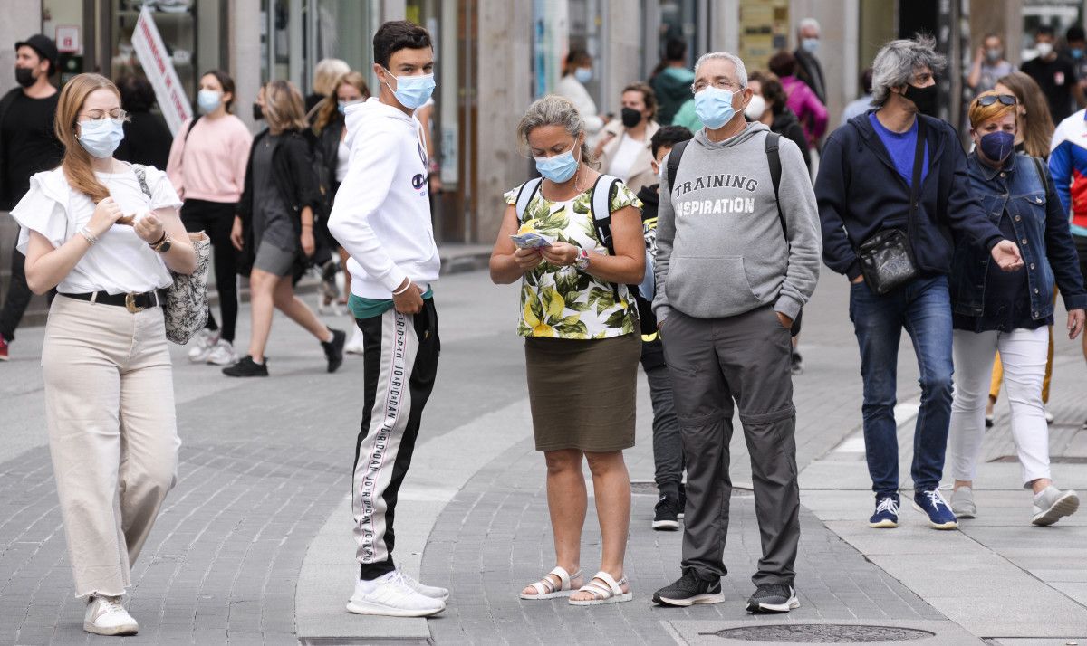 Gente paseando con mascarillas por Pontevedra