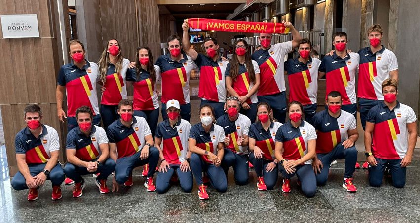 Támara Echegoyen (terceira, arriba pola esquerda) co equipo español de vela ao partir cara a Tokyo