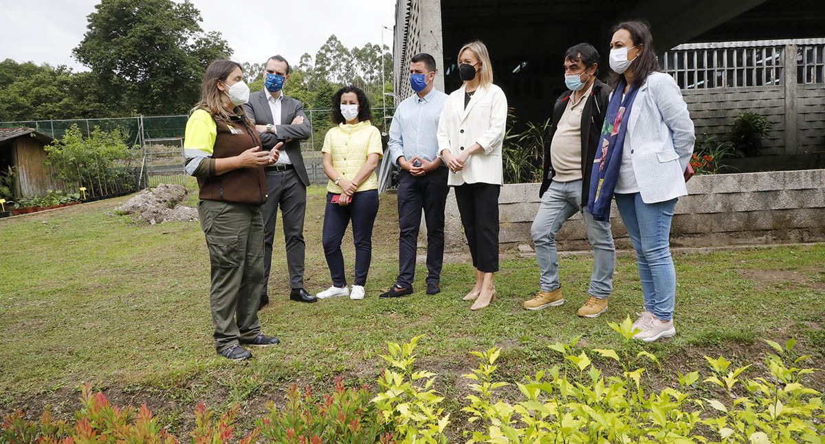 Visita de Fabiola García al vivero del centro de empleo de Juan XXIII