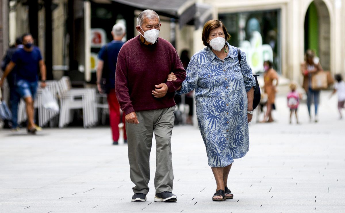 Personas paseando con mascarilla por las calles de Pontevedra