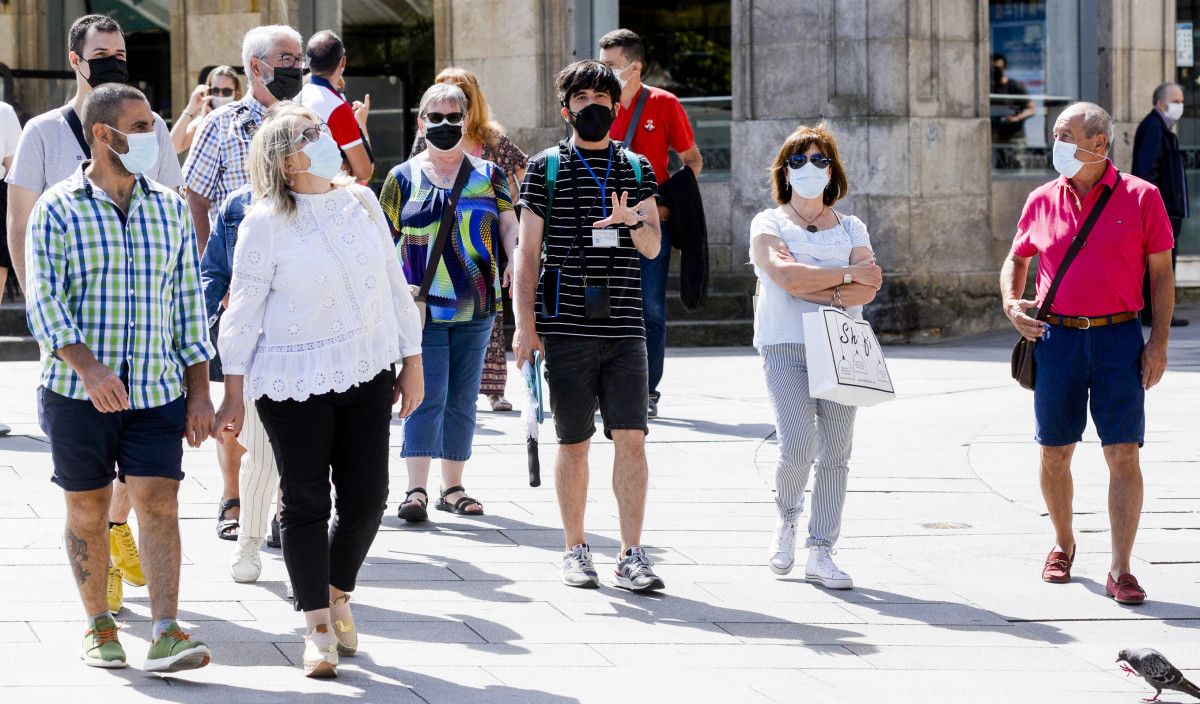 Un grupo de personas paseando por la calle