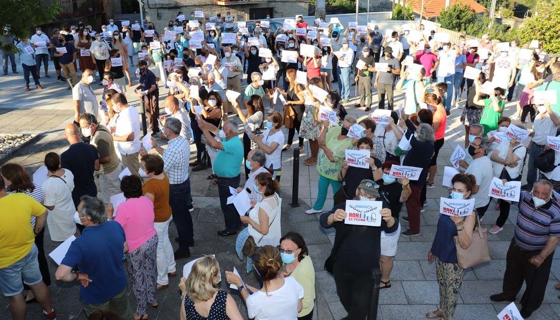 Protesta en Carballedo por el cierre de Abanca