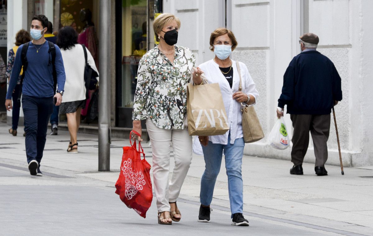 Gente paseando con mascarillas en Pontevedra