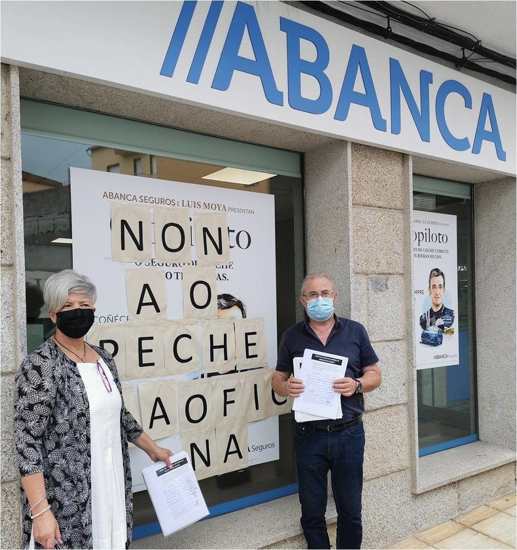 Cristina Souto y Manuel Solla, presidenta y tesorero de ACEMAS en la oficina de Abanca de Seixo