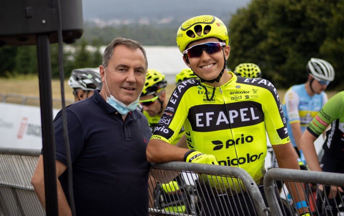 Guillermo García Janeiro junto a su padre antes de participar en una de sus primeras carreras con el Efapel