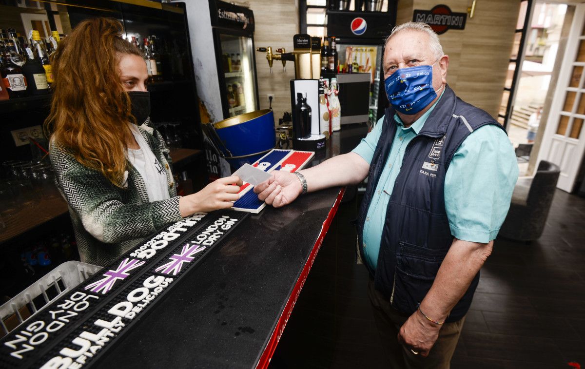 Cliente mostrando su certificado de vacunación en la hostelería