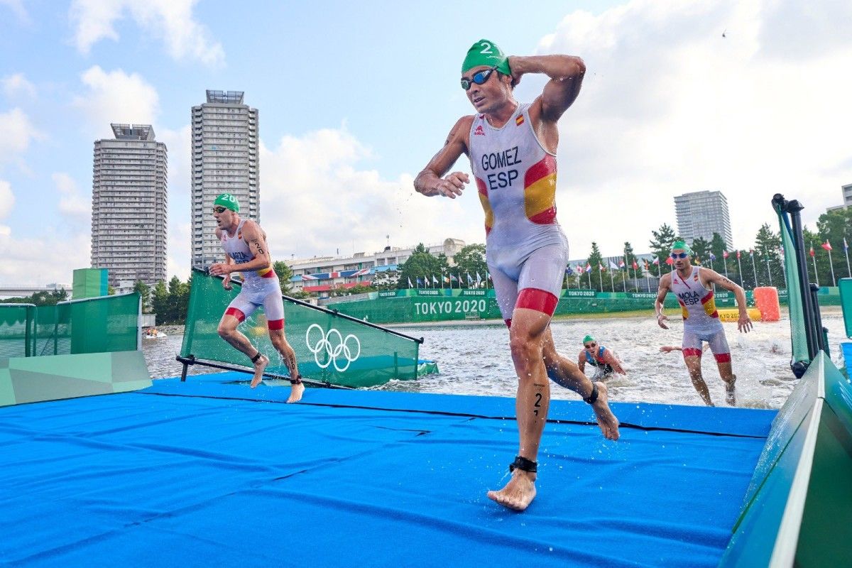 Javier Gómez Noya, con Fernando Alarza e Mario Mola, durante a proba de tríatlon dos Xogos Olimpicos de Tokyo