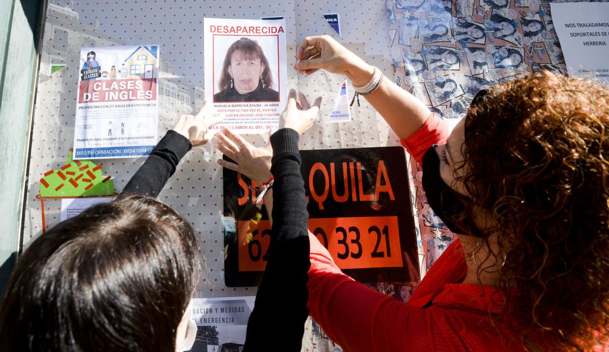 Ana y Raquel, las hijas de Manuela Barbosa, pegan carteles en Pontevedra