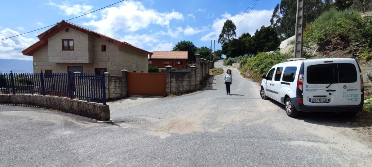 La concejala de Obras e Servizos Municipais de Poio, Chelo Besada, visita el lugar de Covadalaxe, en la parroquia de Samieira