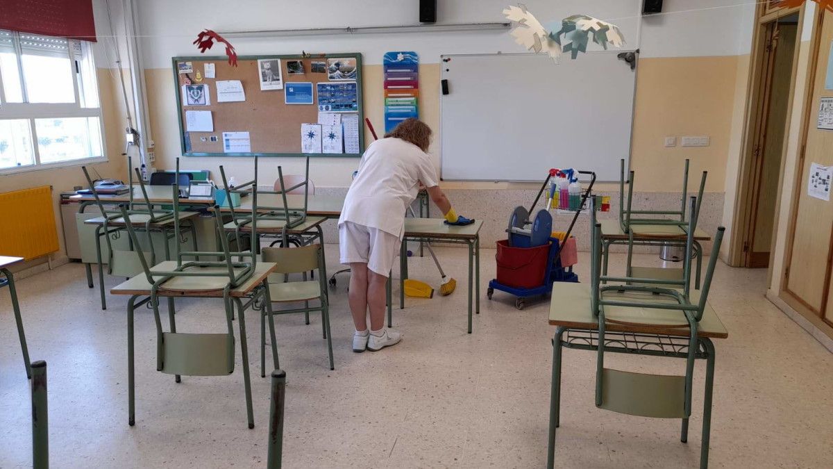 Una trabajadora del servicio de limpieza en un centro escolar