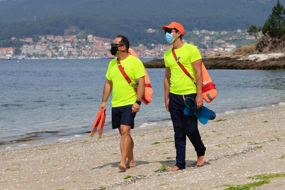 Socorristas en la playa de Cabeceira