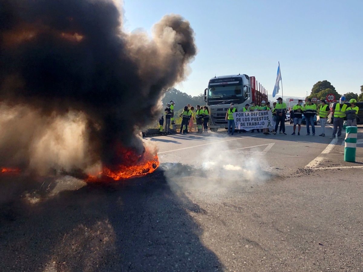 Barricada de los trabajadores de ENCE interrumpiendo el tráfico hacia Marín