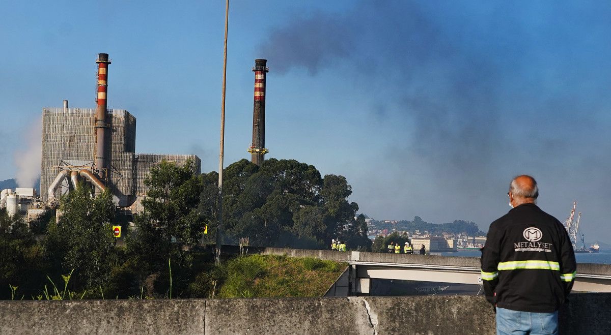 Un trabajador mirando la fábrica de Ence