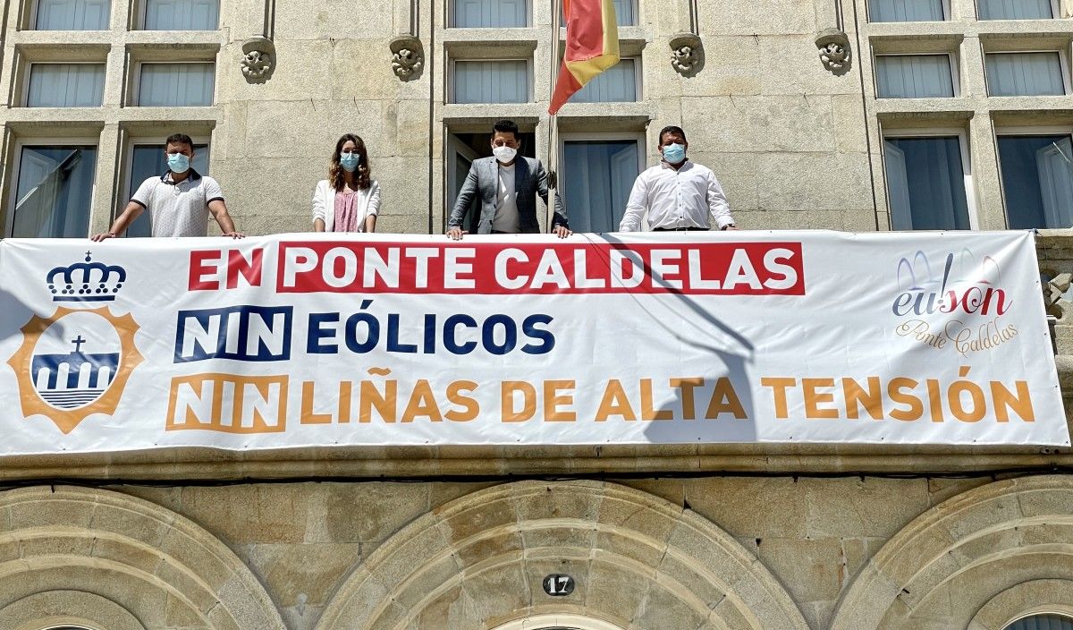 Pancarta en el Concello de Ponte Caldelas contra eólicos y líneas de alta tensión