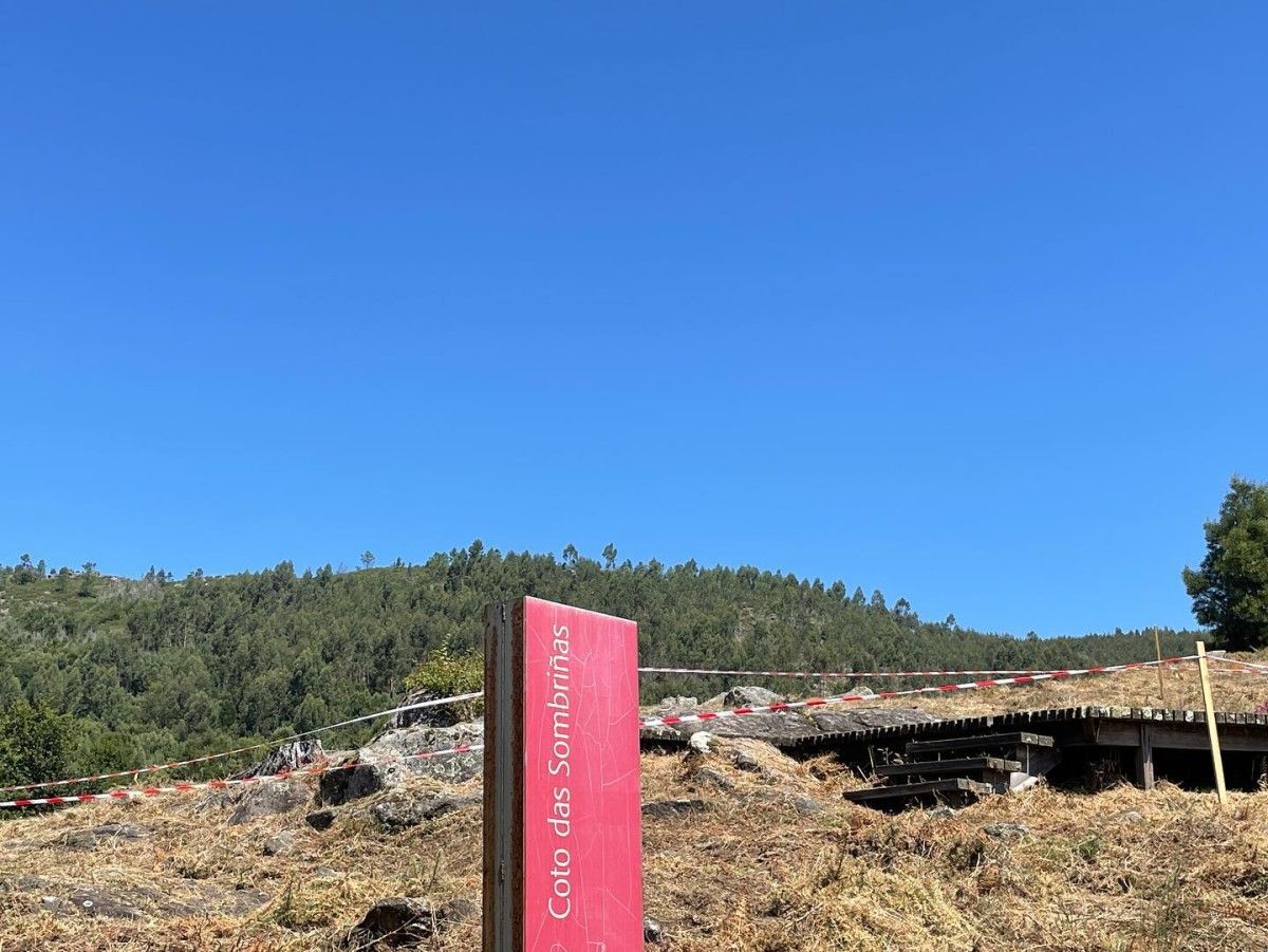 Trabajos de desbroce en el Área Arqueolóxica de Tourón