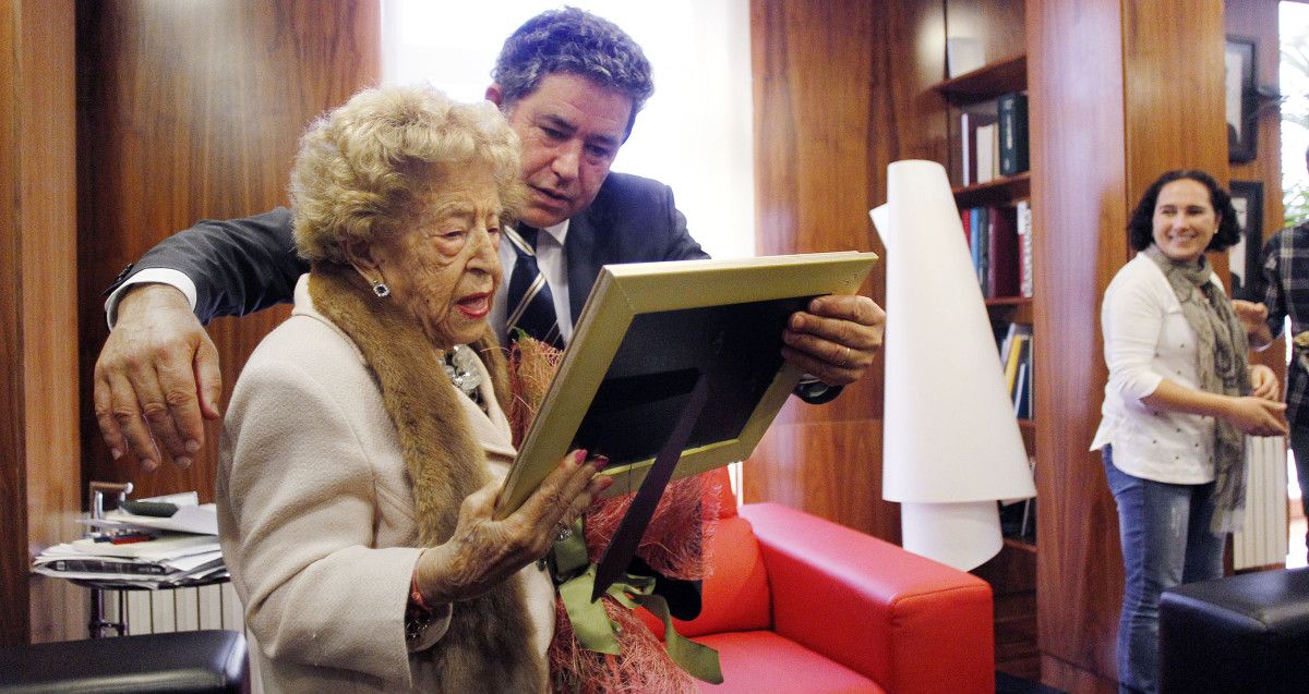 Visita de María Aquilina Alonso, de 103 años, al alcalde de Pontevedra