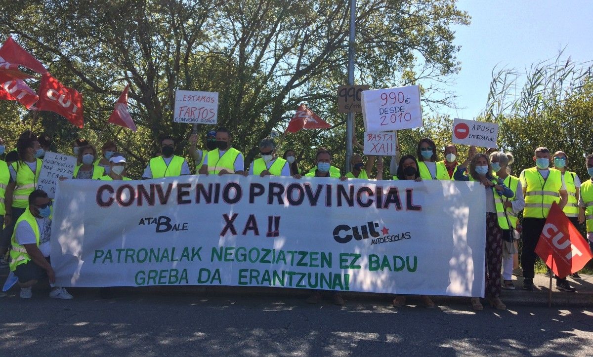 Protesta ante el Centro de Exámenes de la Jefatura Provincial de Tráfico