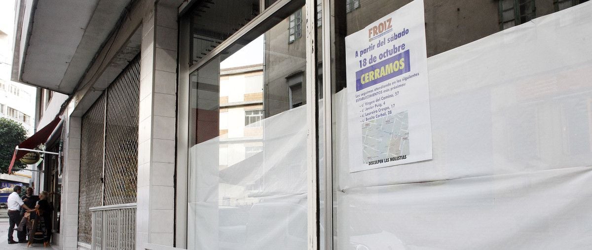 Antiguo supermercado Froiz de la calle José Casal, que cerró el sábado 18 de octubre