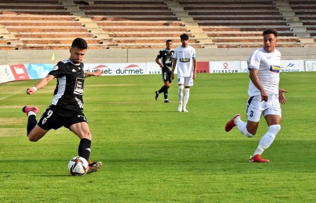 Partido amistoso entre SD Compostela y Arosa en el Vero Boquete de San Lázaro