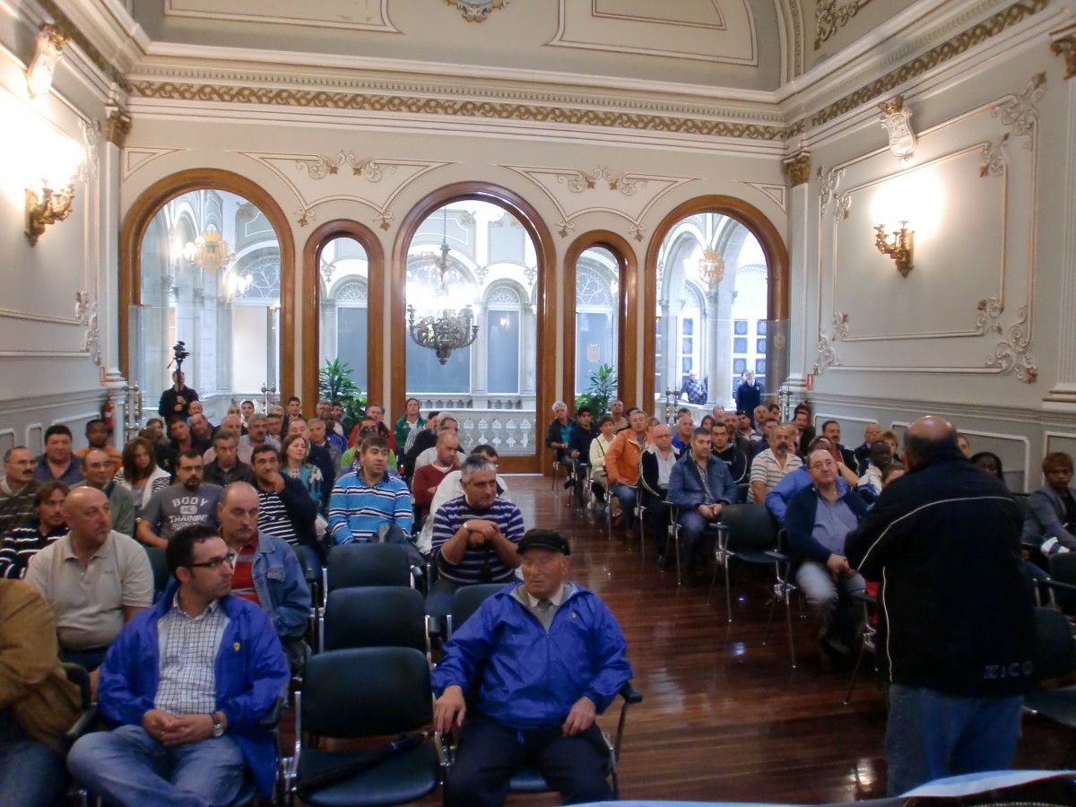 Mariñeiros de Mauritania concentrados no interior da Deputación de Pontevedra