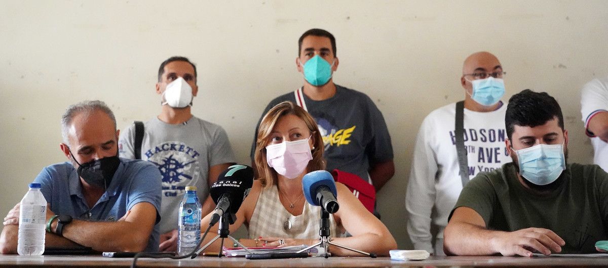 Juan Fernández, Ana Cedeira y Pablo Bacariza, sentados durante la rueda de prensa