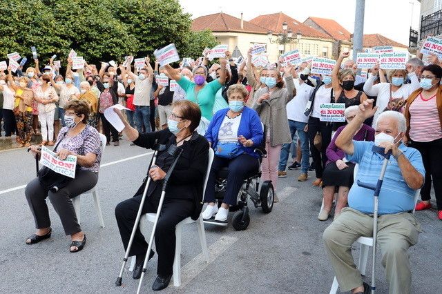 Manifestación contra el cierre de la sucursal de Abanca en Campo Lameiro