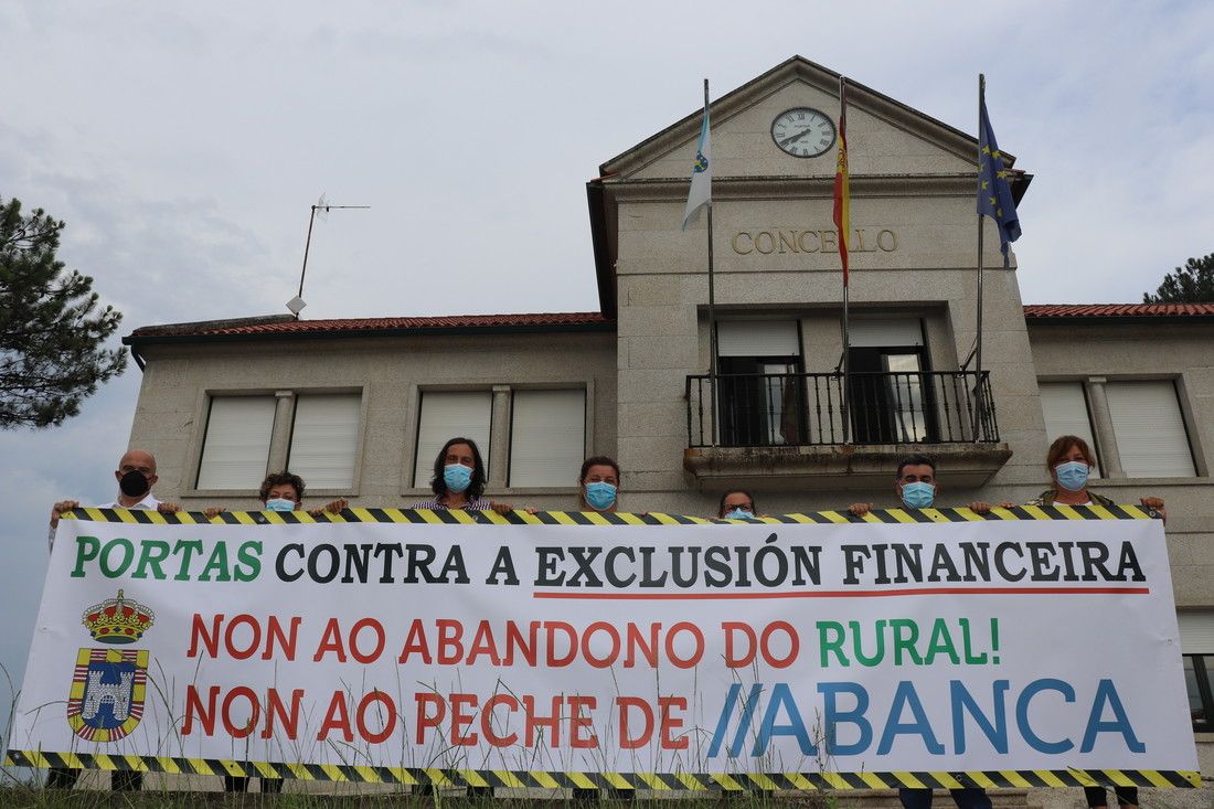 Pancarta en protesta contra el cierre de la ofina de Abanca en Portas