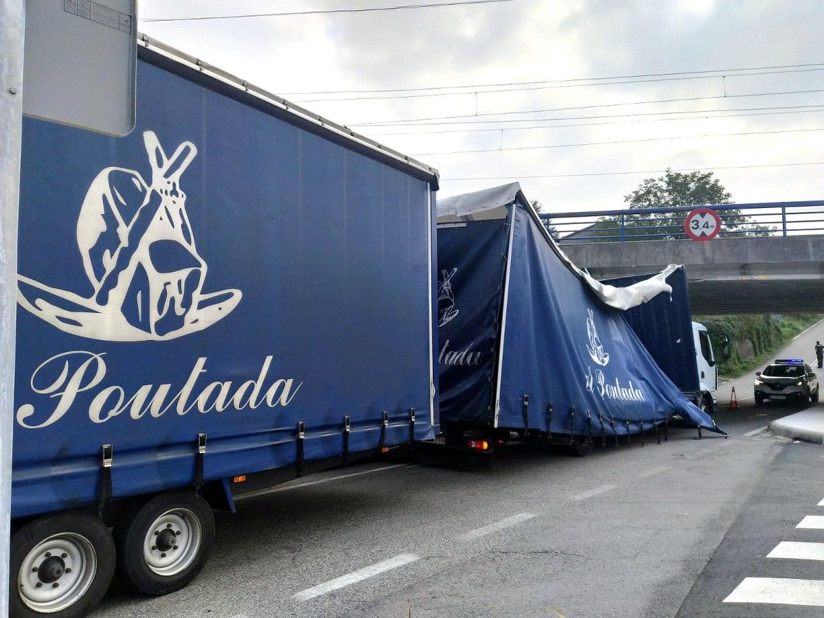 Danos no remolque do camión tras tentar pasar por debaixo da ponte de Alba