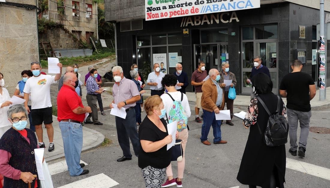 Vecinos de Campo Lameiro con sus reclamaciones para Abanca