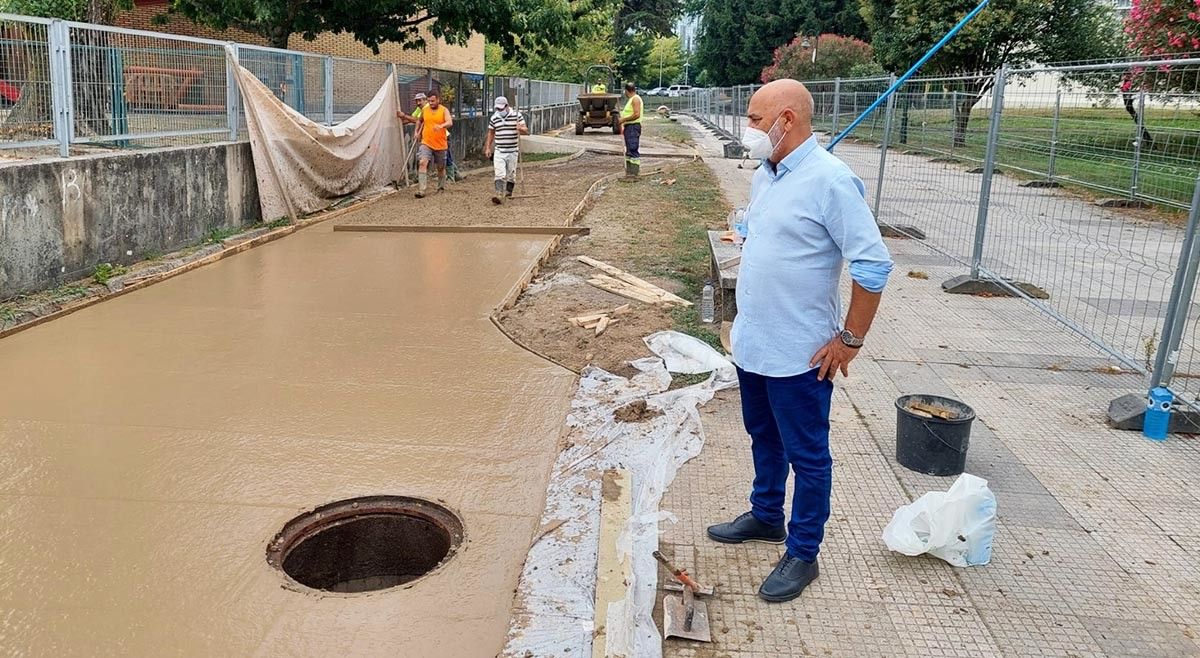 Tino Fernández supervisa la nueva senda en el Paseo de Valle-Inclán 