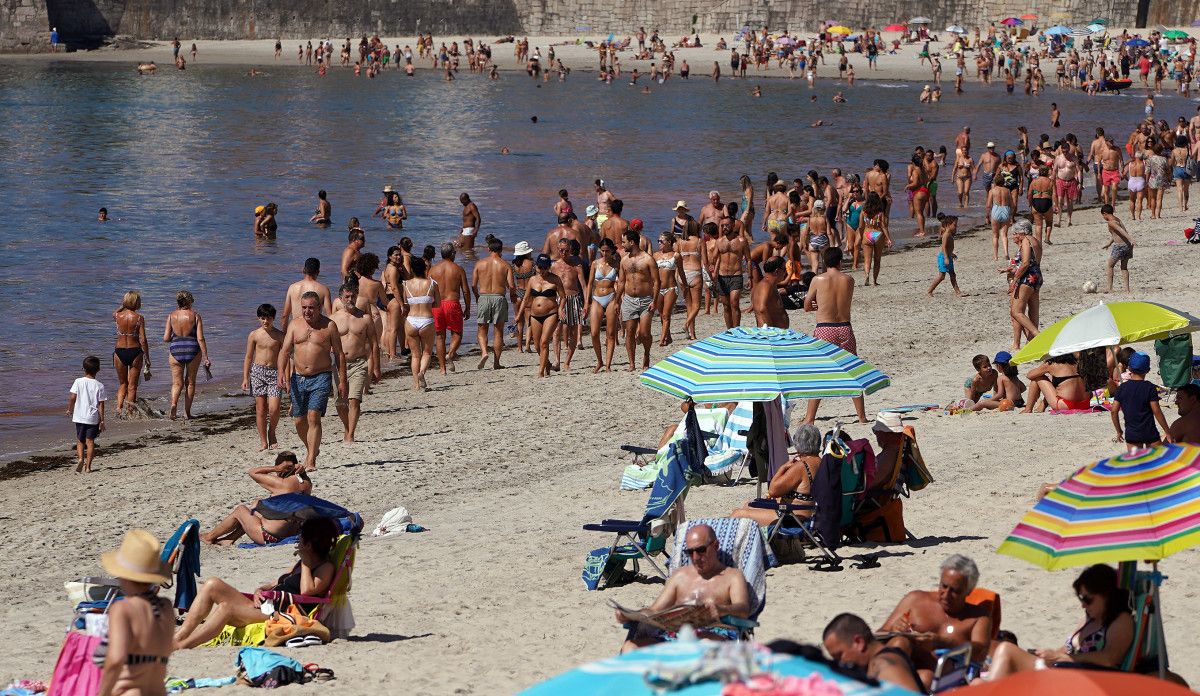 Gente paseando en la playa de Silgar