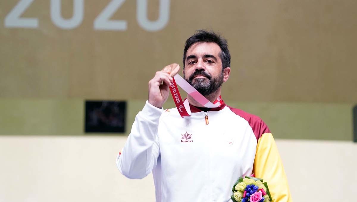 Juan Antonio Saavedra coa medalla de bronce en Tokyo 2020